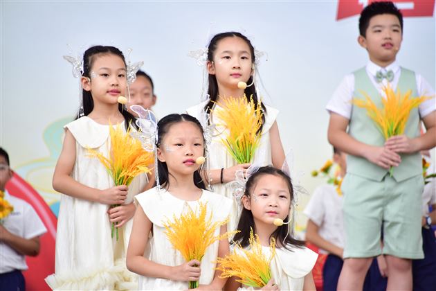 培根铸魂谱新篇 师者如光育栋梁——成都棠湖外国语学校隆重举行2025年教师节庆祝表彰大会