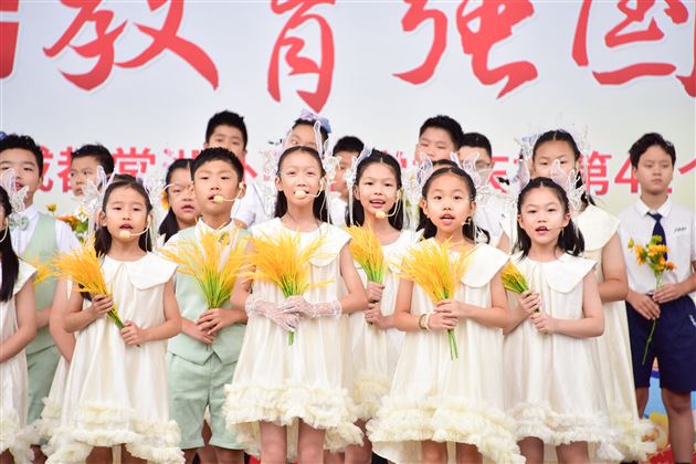 培根铸魂谱新篇 师者如光育栋梁——成都棠湖外国语学校隆重举行2025年教师节庆祝表彰大会