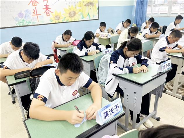 纸短情长 师恩难忘——校团委、少先队组织学生手写祝福致敬恩师