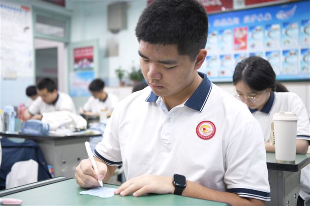 纸短情长 师恩难忘——校团委、少先队组织学生手写祝福致敬恩师