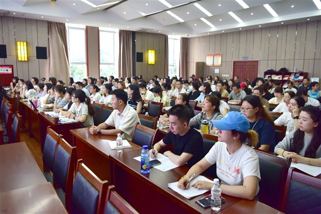 破解“心”困境 筑牢“心”防线——棠外初中开展“践行教育家精神 提升教师德心共育力”德育教研专题培训（一）