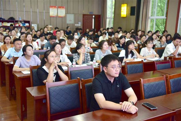 破解“心”困境 筑牢“心”防线——棠外初中开展“践行教育家精神 提升教师德心共育力”德育教研专题培训（一） 
