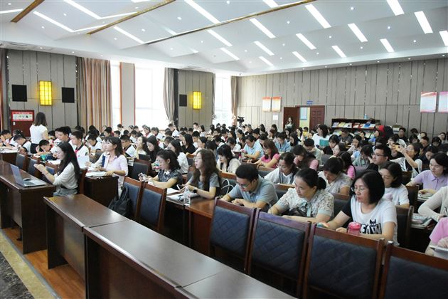 棠外开展基于“课程转化力”的七年级语文新教材培训暨单元整体教学设计研讨活动