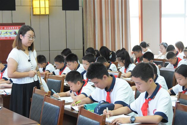 棠外开展基于“课程转化力”的七年级语文新教材培训暨单元整体教学设计研讨活动