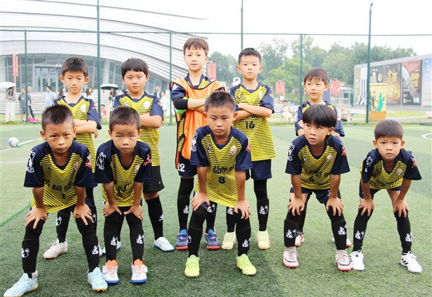 棠外附小U7登顶成都，川超精神薪火相传