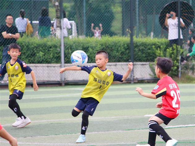 棠外附小U7登顶成都，川超精神薪火相传