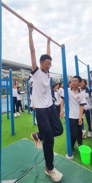 巅峰对决  力臂擎天——记棠外初2023级“擎天臂力王”引体向上挑战赛