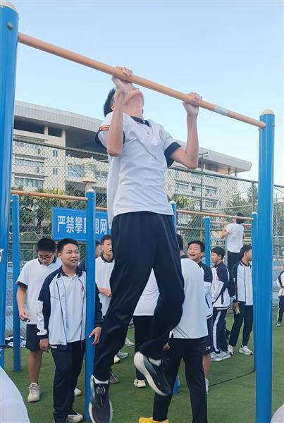 巅峰对决  力臂擎天——记棠外初2023级“擎天臂力王”引体向上挑战赛