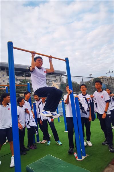 巅峰对决  力臂擎天——记棠外初2023级“擎天臂力王”引体向上挑战赛