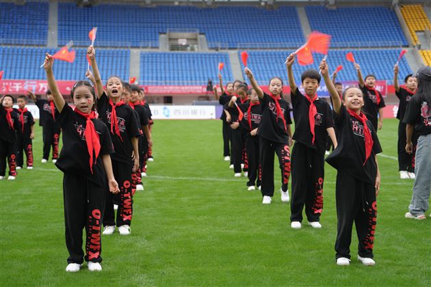 棠外附小啦啦操队在川超赛场精彩亮相