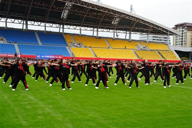 棠外附小啦啦操队在川超赛场精彩亮相 