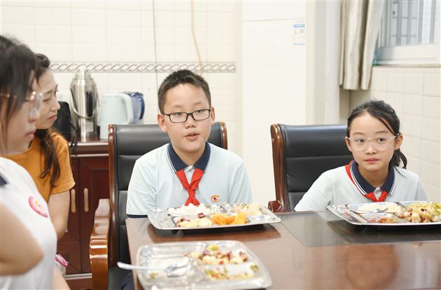 走进食堂“零距离” 膳食监督护成长——棠外膳食管理学生委员会开展食堂探访活动