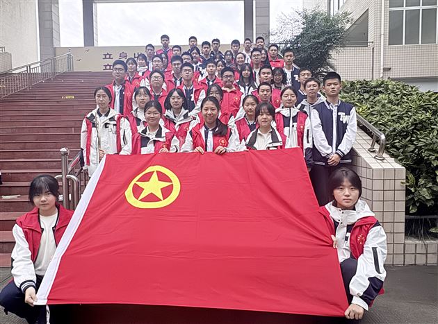 志愿劳动淬炼青春 躬身实践闪耀初心——棠外高一年级入团积极分子参加图书馆清洁志愿活动 