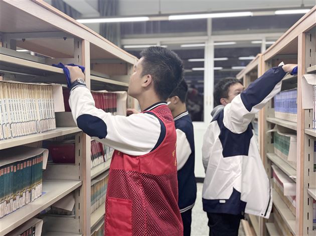 志愿劳动淬炼青春 躬身实践闪耀初心——棠外高一年级入团积极分子参加图书馆清洁志愿活动