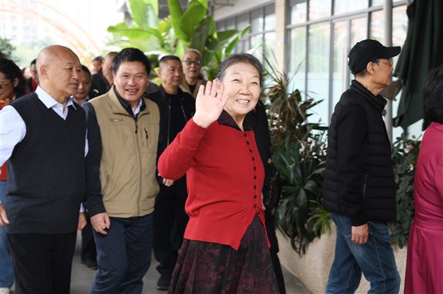 培根铸魂育栋梁 重阳佳节敬师贤——成都棠湖外国语学校2025年重阳敬老活动