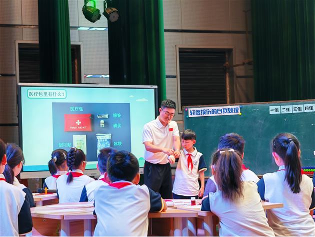 棠外附小在双流区首次室内体育教研活动中献课获好评