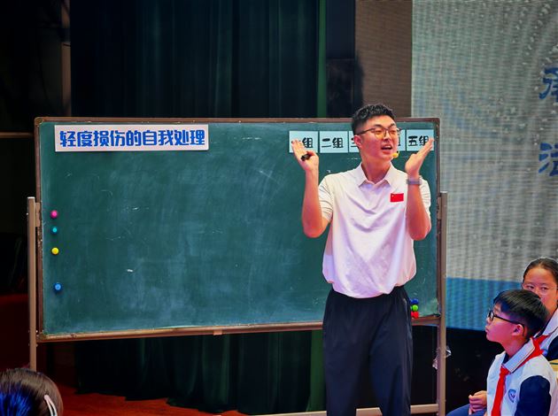 棠外附小在双流区首次室内体育教研活动中献课获好评