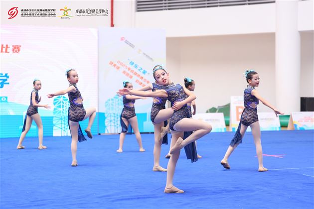 成都市级赛场锋芒尽显，棠外附小爵士啦啦队包揽冠亚军