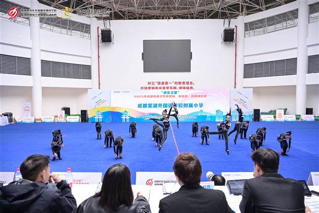 成都市级赛场锋芒尽显，棠外附小爵士啦啦队包揽冠亚军