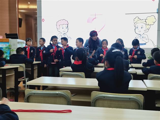 棠外附小何洁老师应邀为旺苍县骨干教师授课