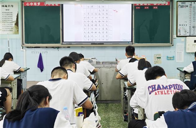 落笔惊风 书写芳华——我校高2025级举行校园书法大赛