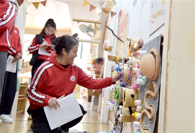 环境育人润无声 区角巧筑“活课程”——棠湖仁智幼儿园开展区角看评活动