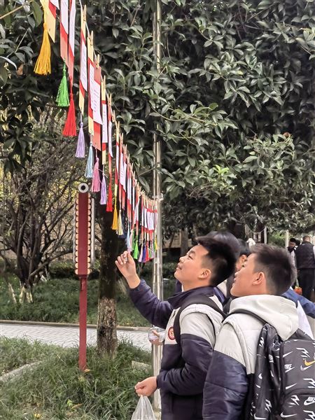 法治之光浸润校园 灯谜巧解宪法密码——棠外初中2025年宪法宣传周系列活动之法治游园会(一) 