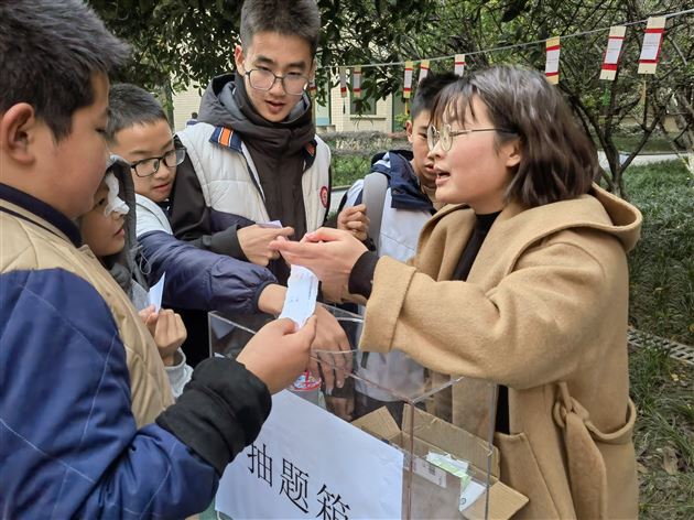 法治之光浸润校园 灯谜巧解宪法密码——棠外初中2025年宪法宣传周系列活动之法治游园会(一)