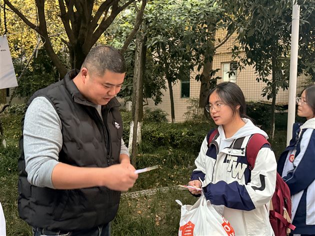 法治之光浸润校园 灯谜巧解宪法密码——棠外初中2025年宪法宣传周系列活动之法治游园会(一)