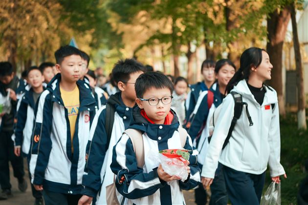 把课堂搬进田野！棠外初一学子共赴秋天劳动之约 