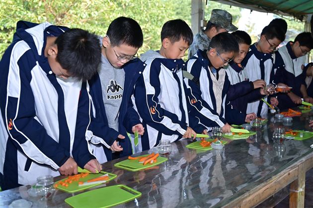 把课堂搬进田野！棠外初一学子共赴秋天劳动之约 