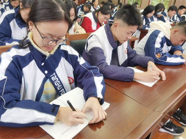 棠外初中2025年下半年共青团团课顺利召开