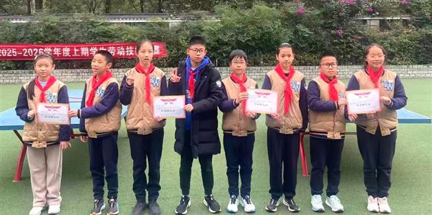 棠外附小六年级举行“巧手叠方被，习惯成自然”劳动技能大赛 