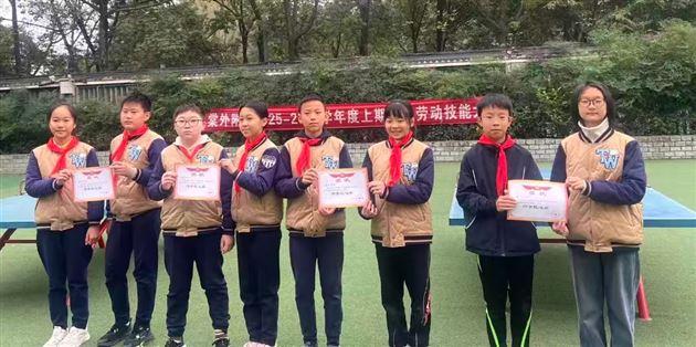 棠外附小六年级举行“巧手叠方被，习惯成自然”劳动技能大赛