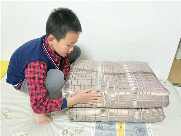 棠外附小六年级举行“巧手叠方被，习惯成自然”劳动技能大赛