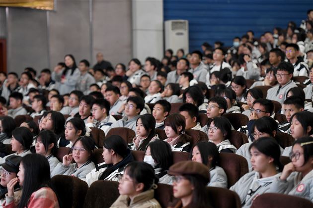 棠外高2025级期中表彰大会圆满举行