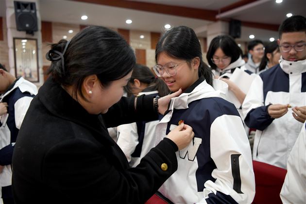 棠外高中团总支举行纪念“一二·九”爱国学生运动90周年主题团日活动