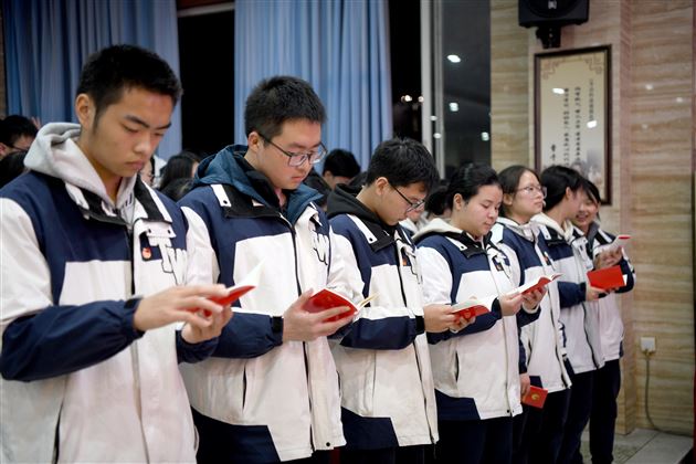 棠外高中团总支举行纪念“一二·九”爱国学生运动90周年主题团日活动