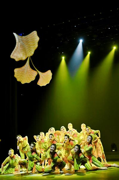 棠外教师受邀参加成都银杏艺术团30周年活动访谈