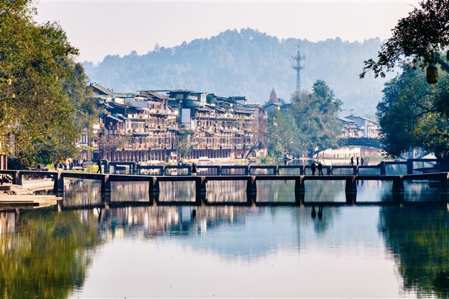 2班 温璟雯《溪桥映古巷》