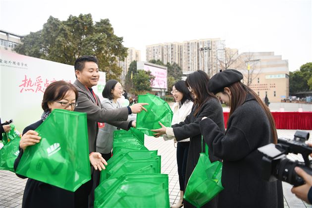 热爱点亮希望 笃行闪耀光芒——棠外隆重庆祝第116个“三八”国际劳动妇女节