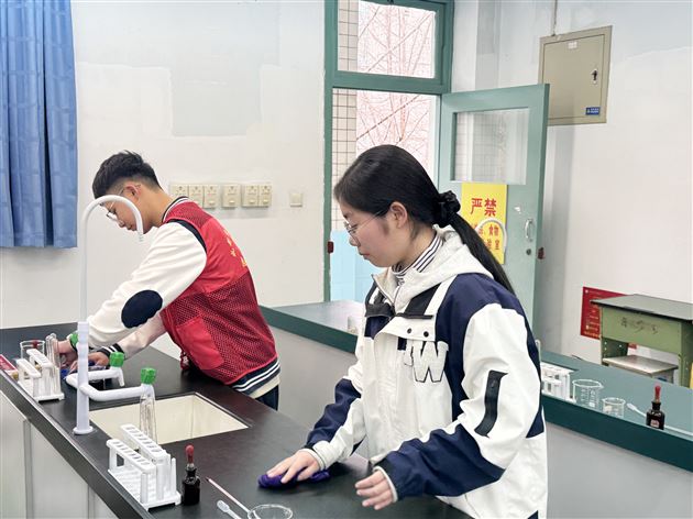 棠外高中“薪火”志愿者服务队开展实验室清洁志愿服务