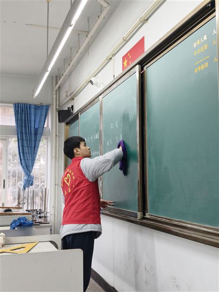 棠外高中“薪火”志愿者服务队开展实验室清洁志愿服务