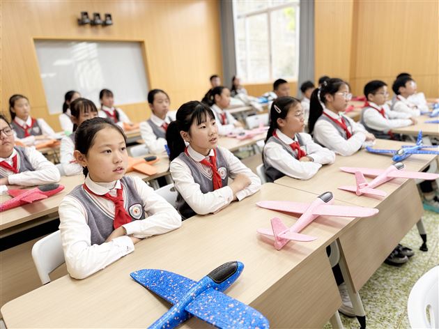 大飞机高原研究中心团支部走进棠外附小开展科普进校园活动