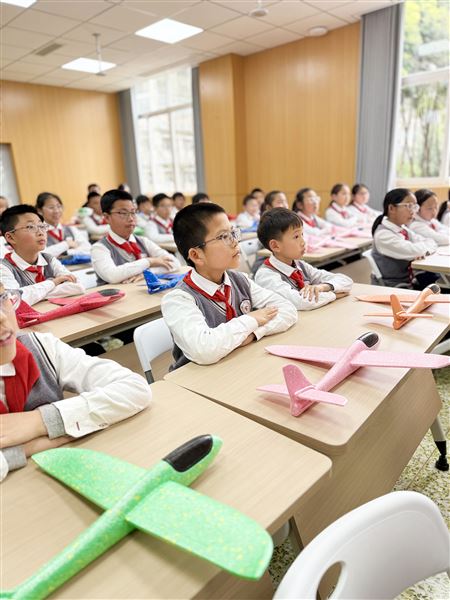 大飞机高原研究中心团支部走进棠外附小开展科普进校园活动