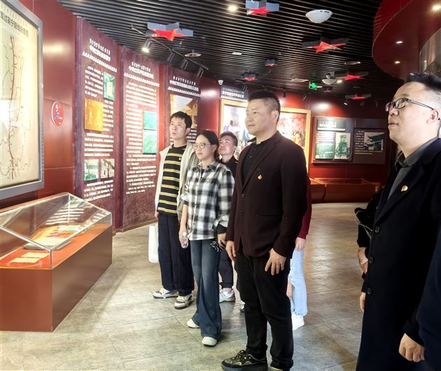 中共成都棠湖外国语学校初中第三支部委员会开展3月主题党日活动 (1).jpg