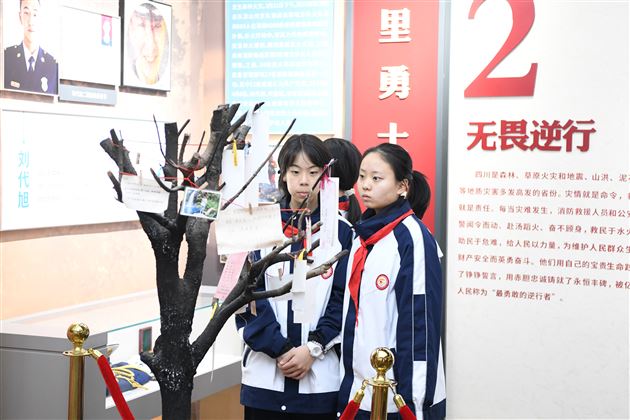 成都棠外“追寻·2026·清明祭英烈”主题教育活动