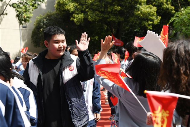 成都棠湖外国语学校初 2023 级学法指导暨学生表彰大会圆满举行