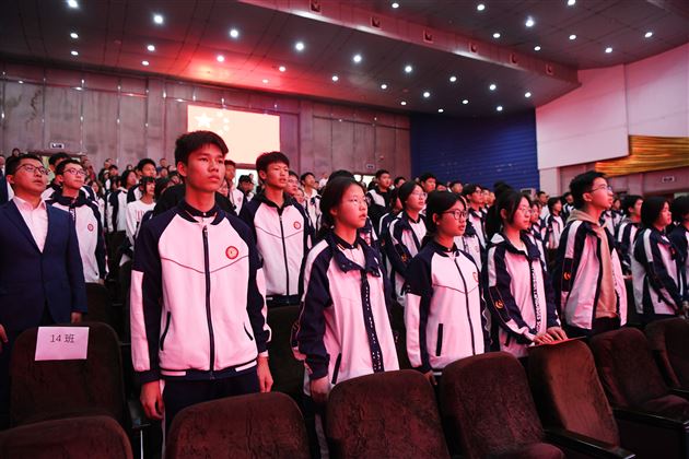 成都棠湖外国语学校初 2023 级学法指导暨学生表彰大会圆满举行