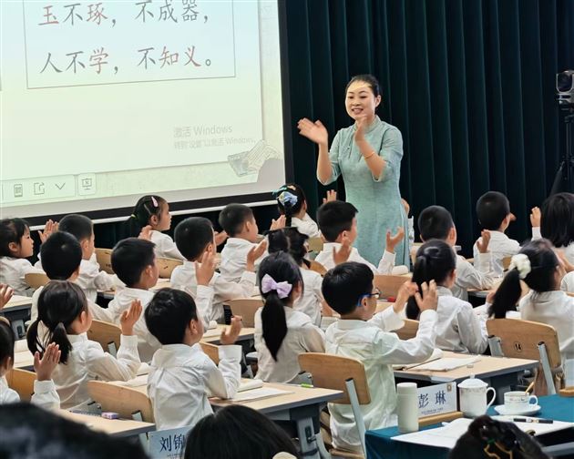 棠外附小谭秋菊老师在成都市传统文化教研活动中献课 